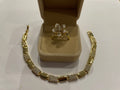 Parure dorée avec bague fleur blanche et bracelet à maillons géométriques