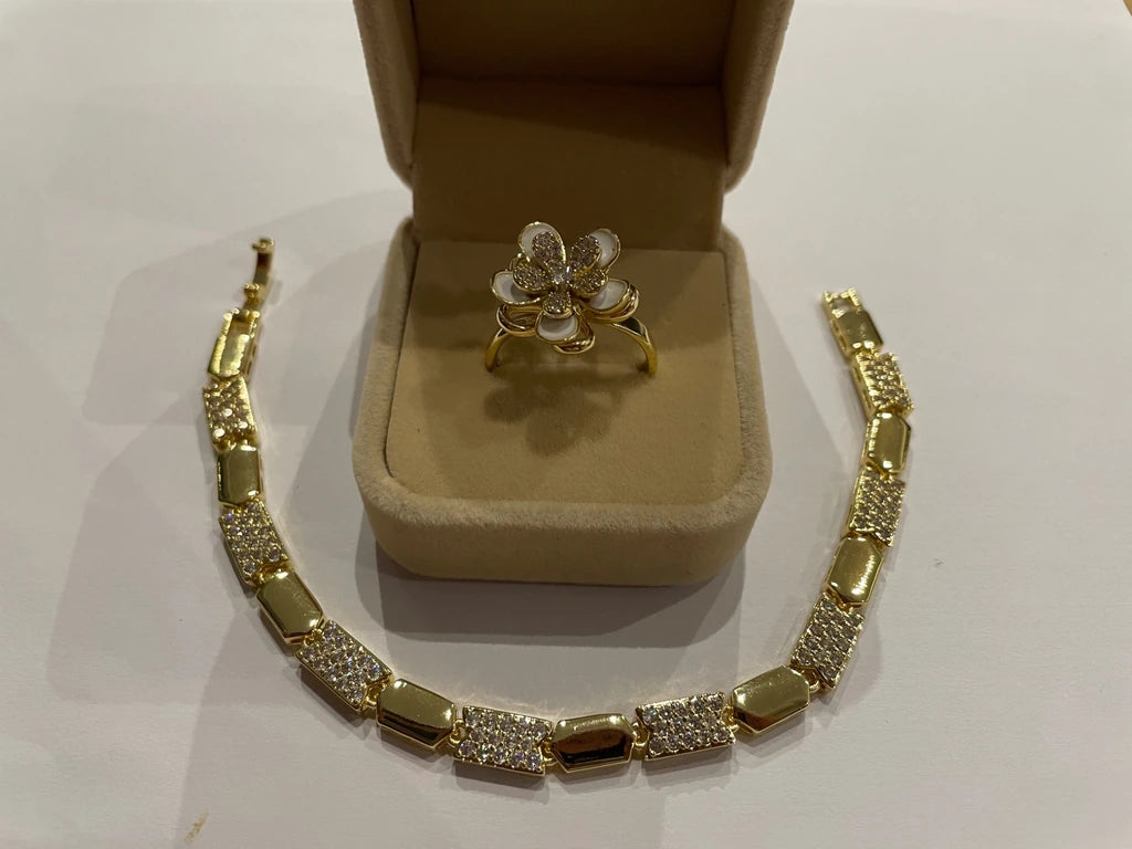 Parure dorée avec bague fleur blanche et bracelet à maillons géométriques